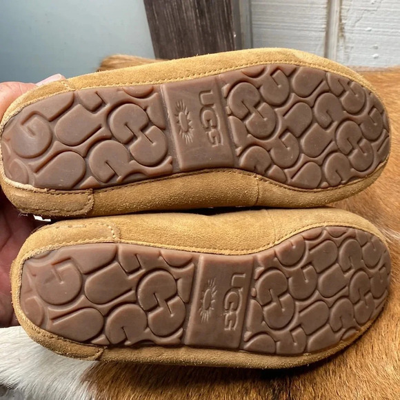 Womens UGG winter slippers size 7 check them out very nice thanks 🙏 - Picture 5 of 8